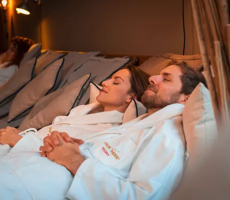 Paar_im_Bademantel_im_Ruheraum_Bell_Rock_Rust