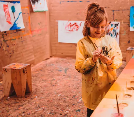 Kind malt mit verschiedenen Farben_Feuerstein_Gossensass