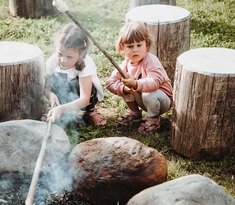 zwei kleine Kinder beim Stockbrot machen_Feuerstein_Gossensass