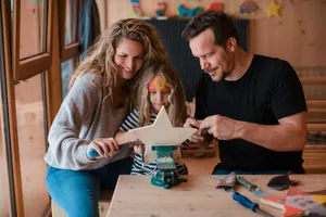 Familie beim basteln_Feuerstein_Gossensass