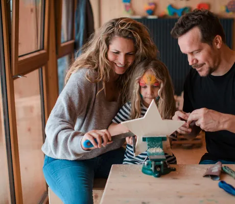 Familie beim basteln_Feuerstein_Gossensass