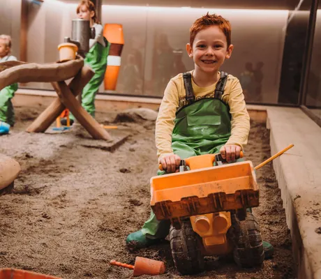 drei Kinder im Sandkasten_Feuerstein_Gossensass
