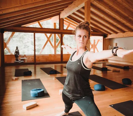 Frau macht Yoga im Yogaraum_Feuerstein_Gossensass