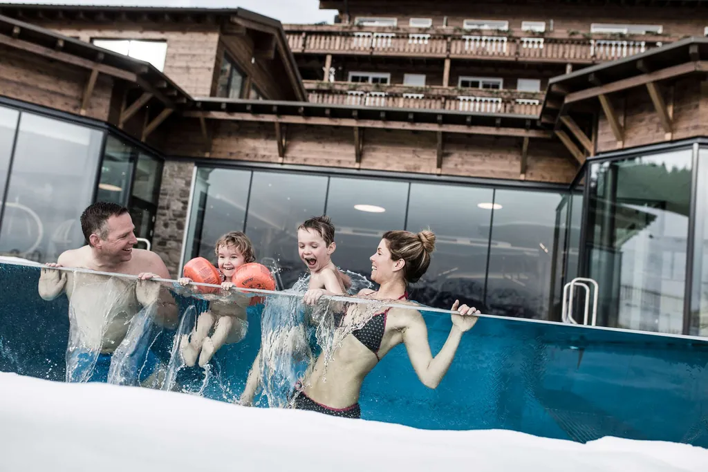 Familie schwimmt im Pool
