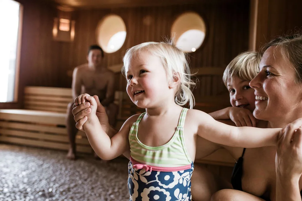 Wellness mit Kindern in der Sauna