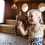 Wellness mit Kindern in der Sauna