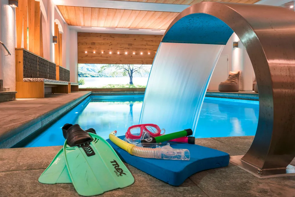 Indoorpool mit Schwimmflossen und Taucherbrille