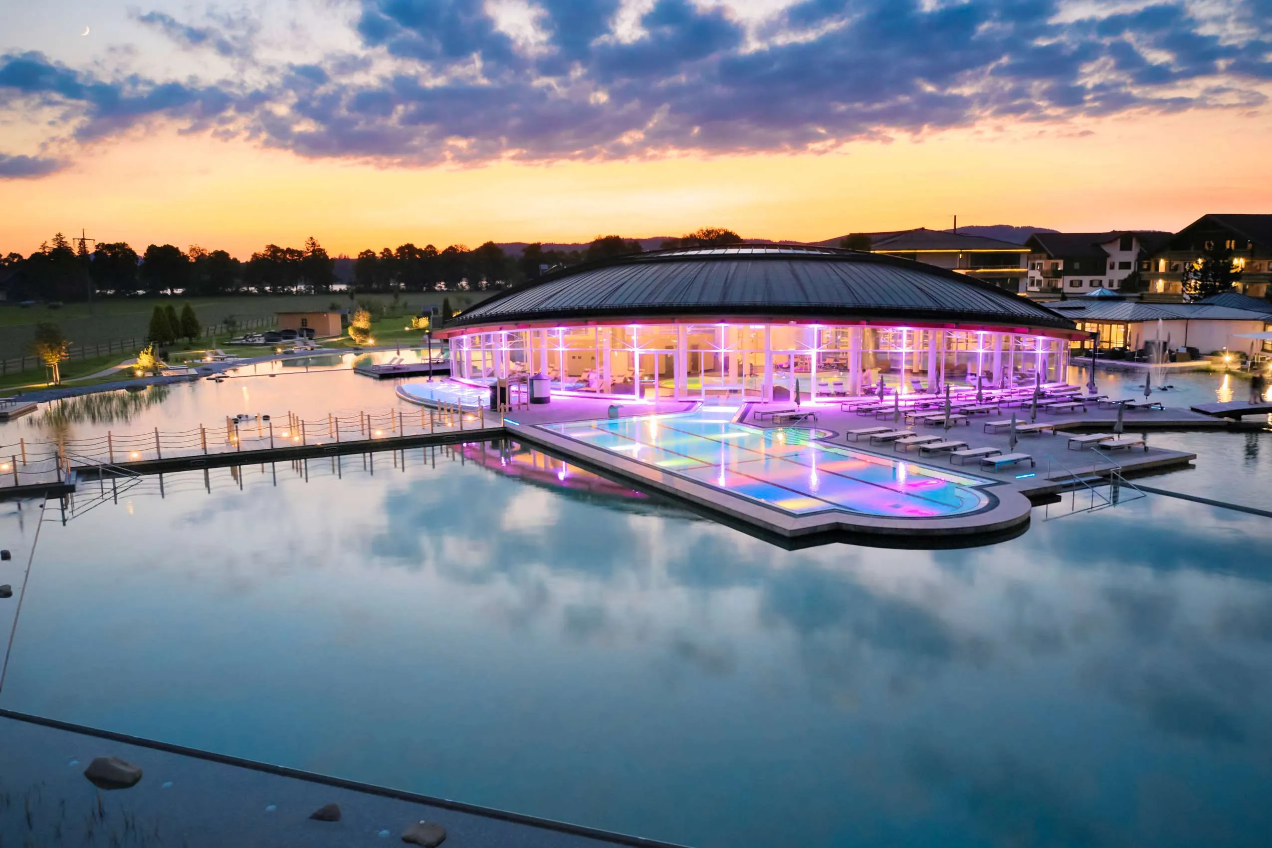 Außenpool im Hotel König Ludwig bei Abenddämmerung