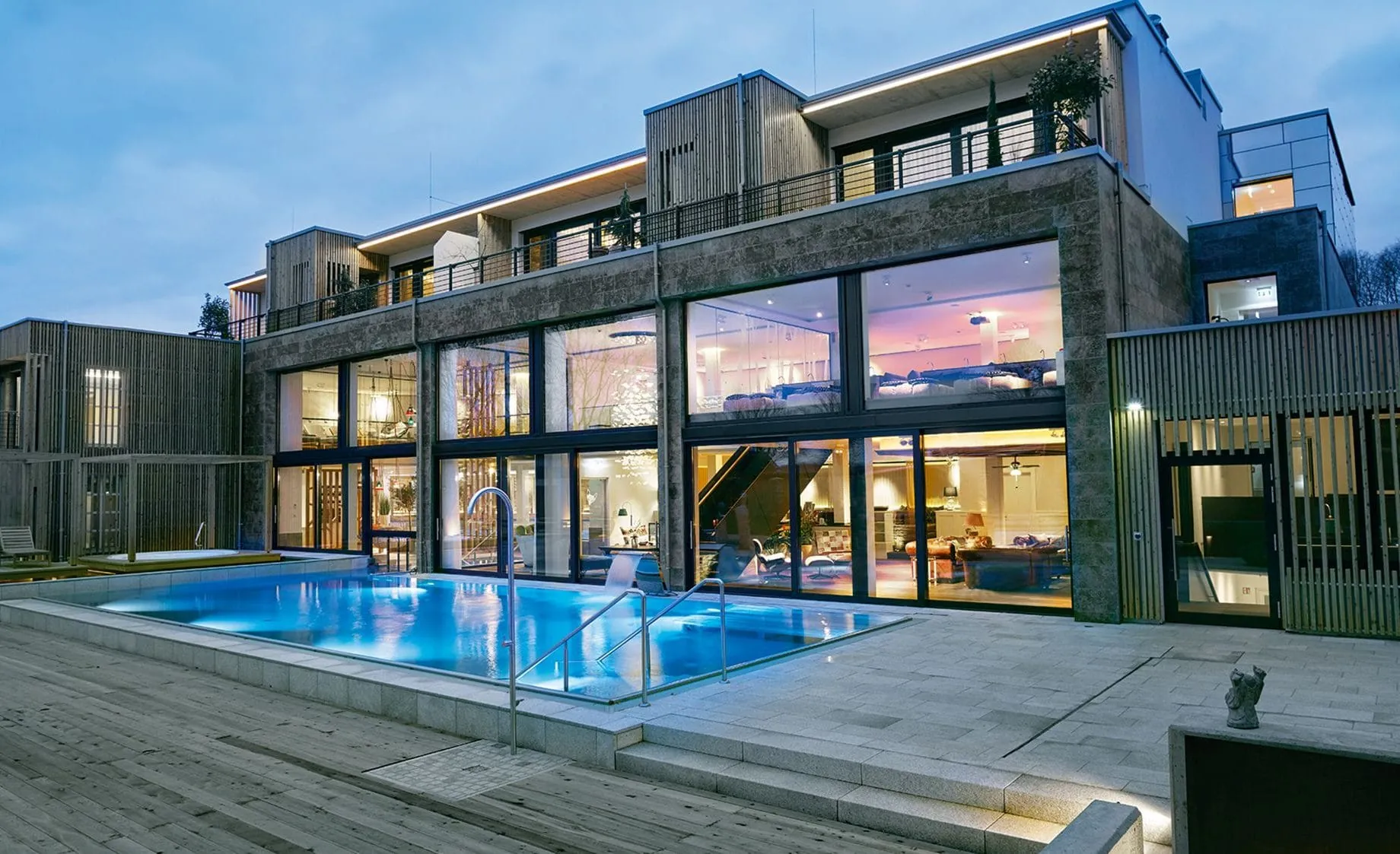 Outdoorpool in abendlicher Stimmung im Landhotel Voshövel