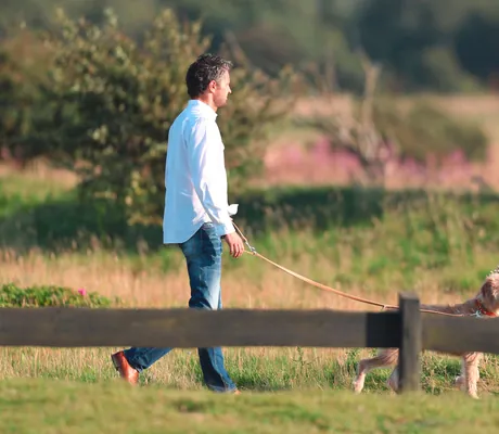 Mann mit Hund auf Spaziergang_Severins_Morsum_Kliff