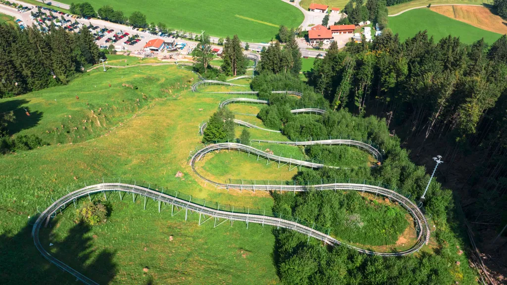 Aufnahme von oben, der Alpsee Coaster hat viele Kurven