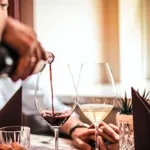 Zwei Gläser Wein auf einem Tisch