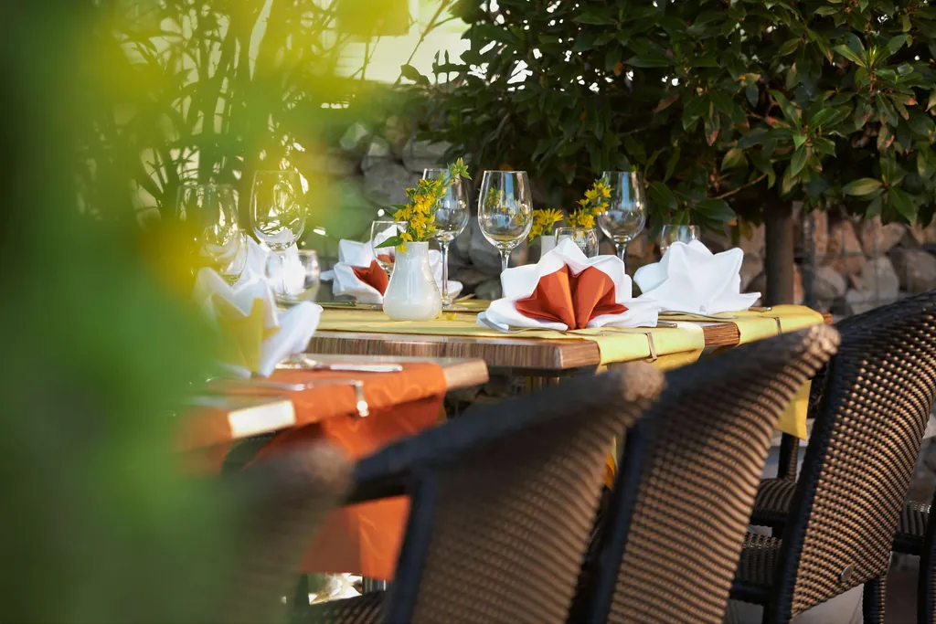 Terrasse mit Tischen und Weingl&auml;sern