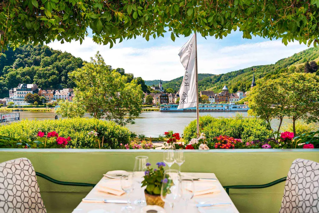 Ein Glas Wein trinken mit Blick auf die Mosel