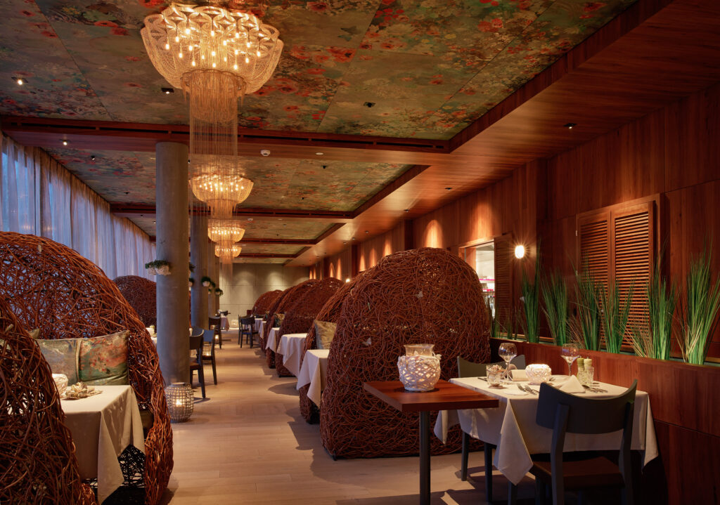 Korbsessel im Restaurant_Seerose_Resort