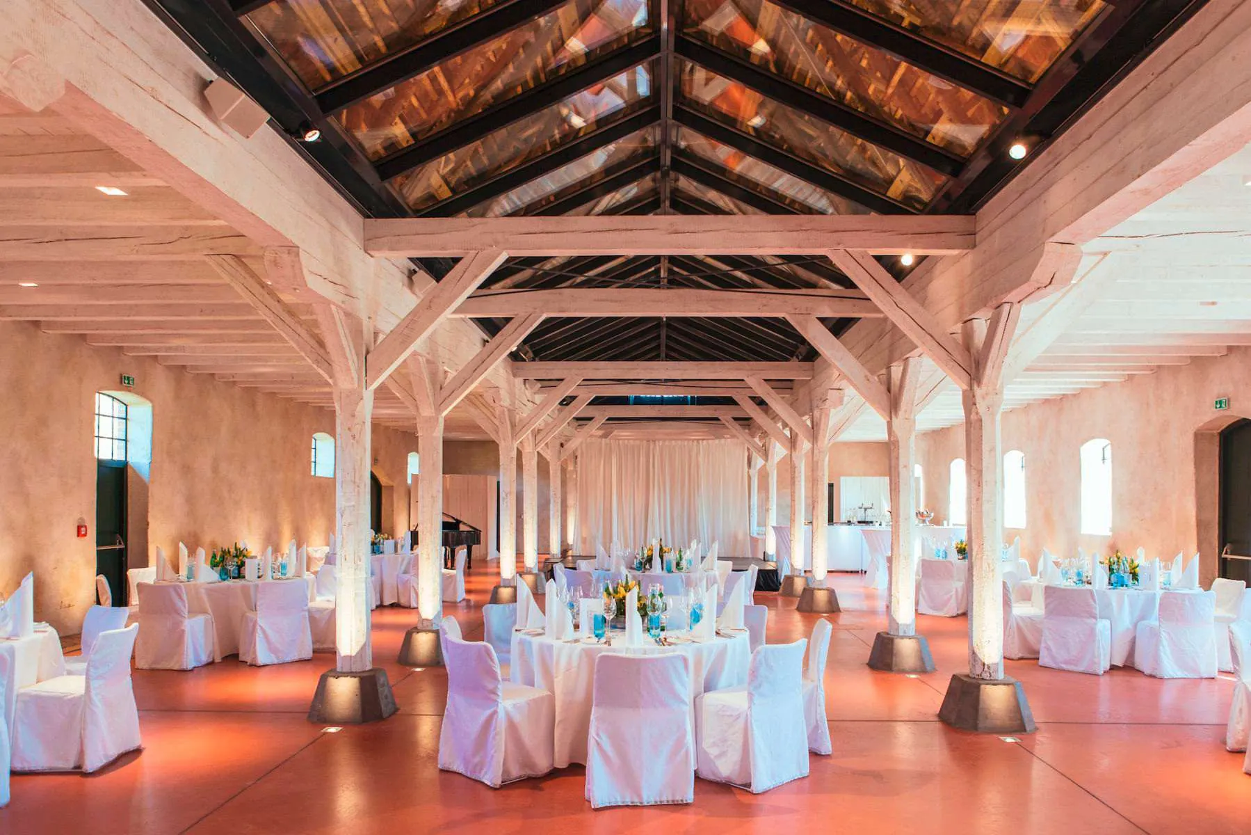 Reetdachsaal mit festlich gedeckten Tischen