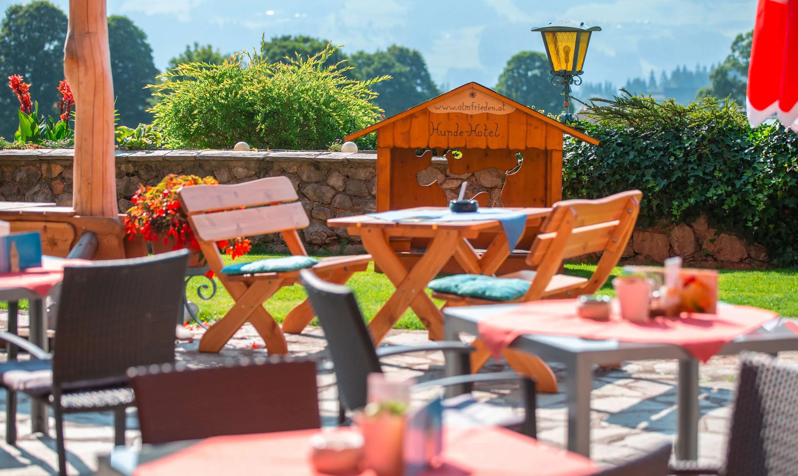 Sonnenterrasse mit Hundeh&uuml;tte