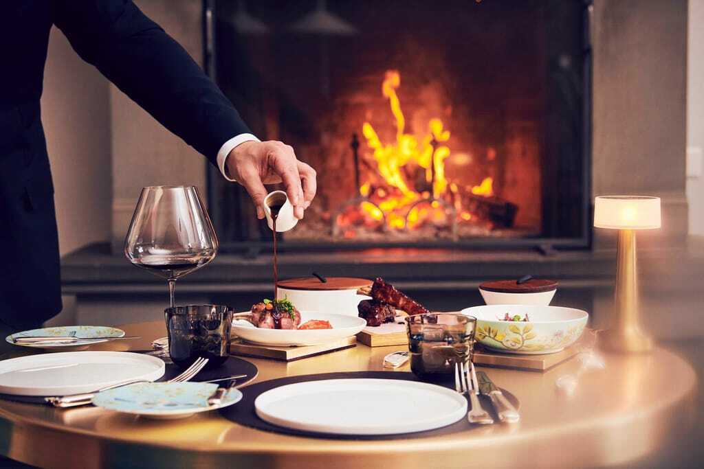 Soße wird über ein Gericht gegossen_Grand_Resort_Bad Ragaz
