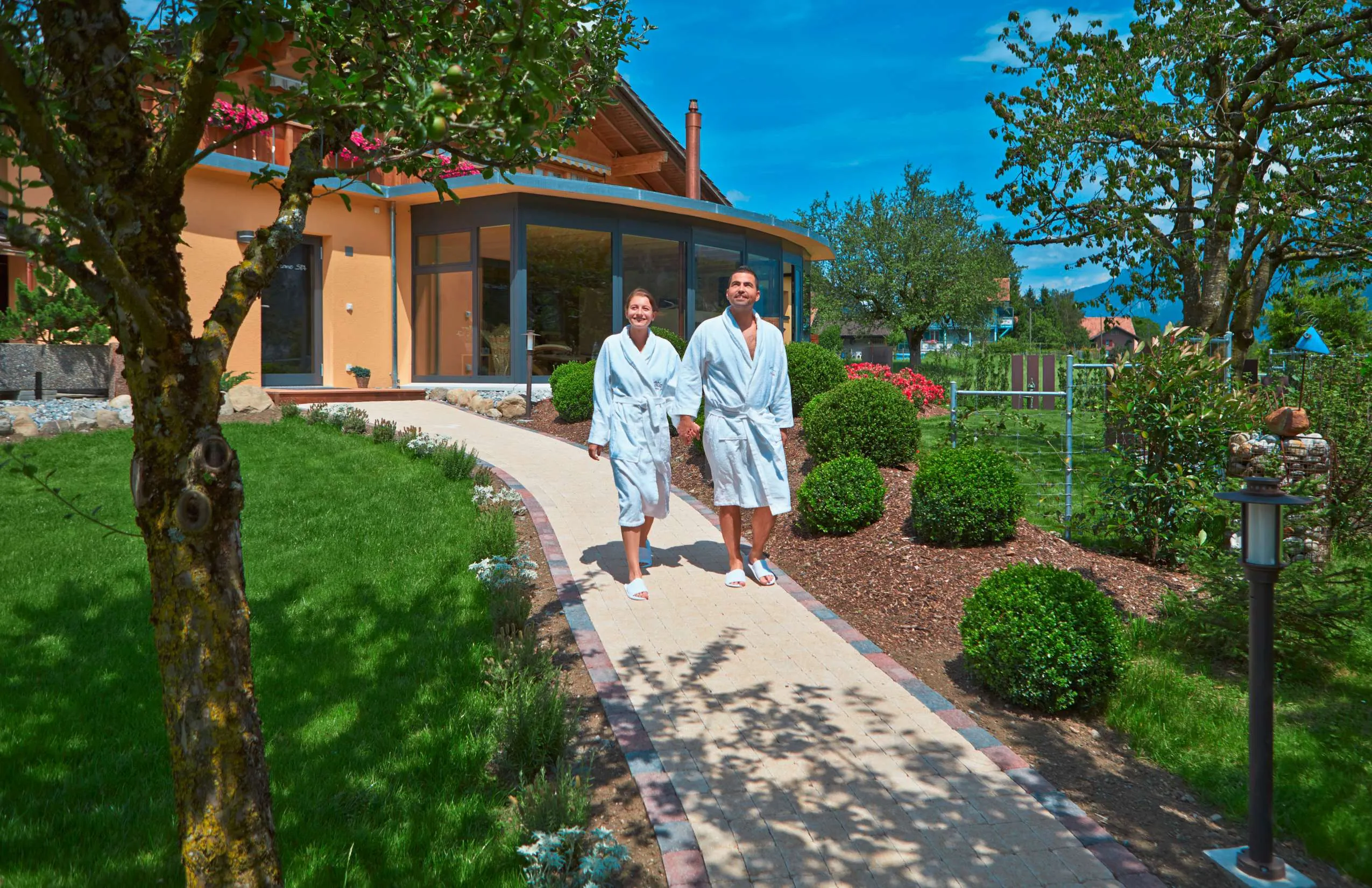 Paar_im_Bademantel_im_Garten_Salzano