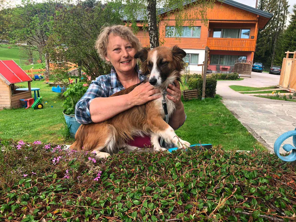 Hotelbesitzerin mit ihrem Hund_Hunde_im_Hotel