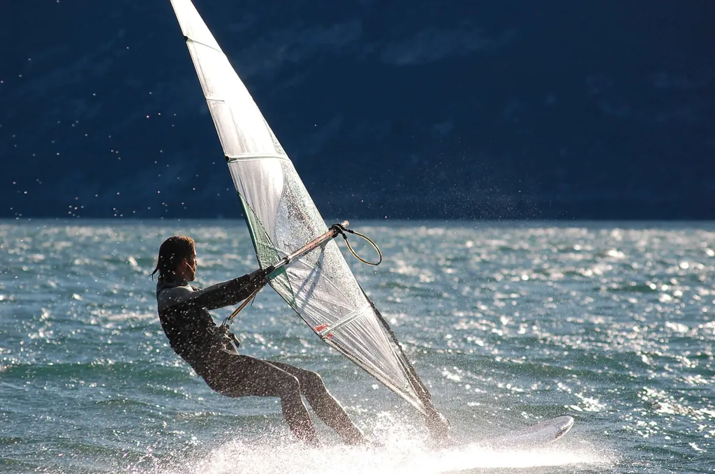 Aktivurlaub am Gardasee: Windsurfer auf dem Wasser.