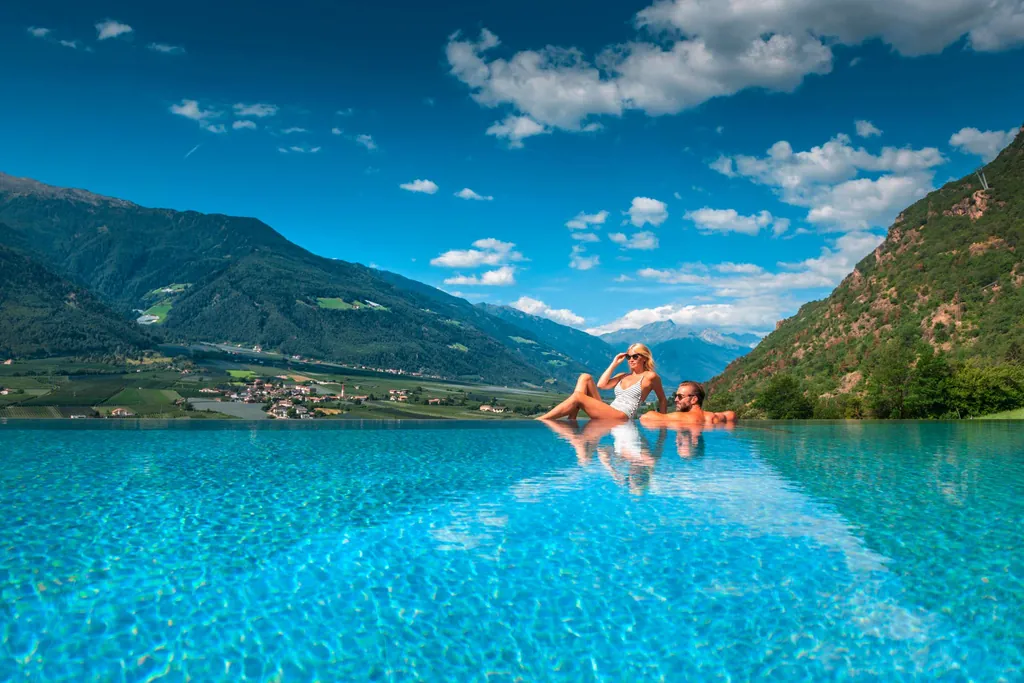 Sonnenbaden am Rooftop-Pool im Preidlhof.