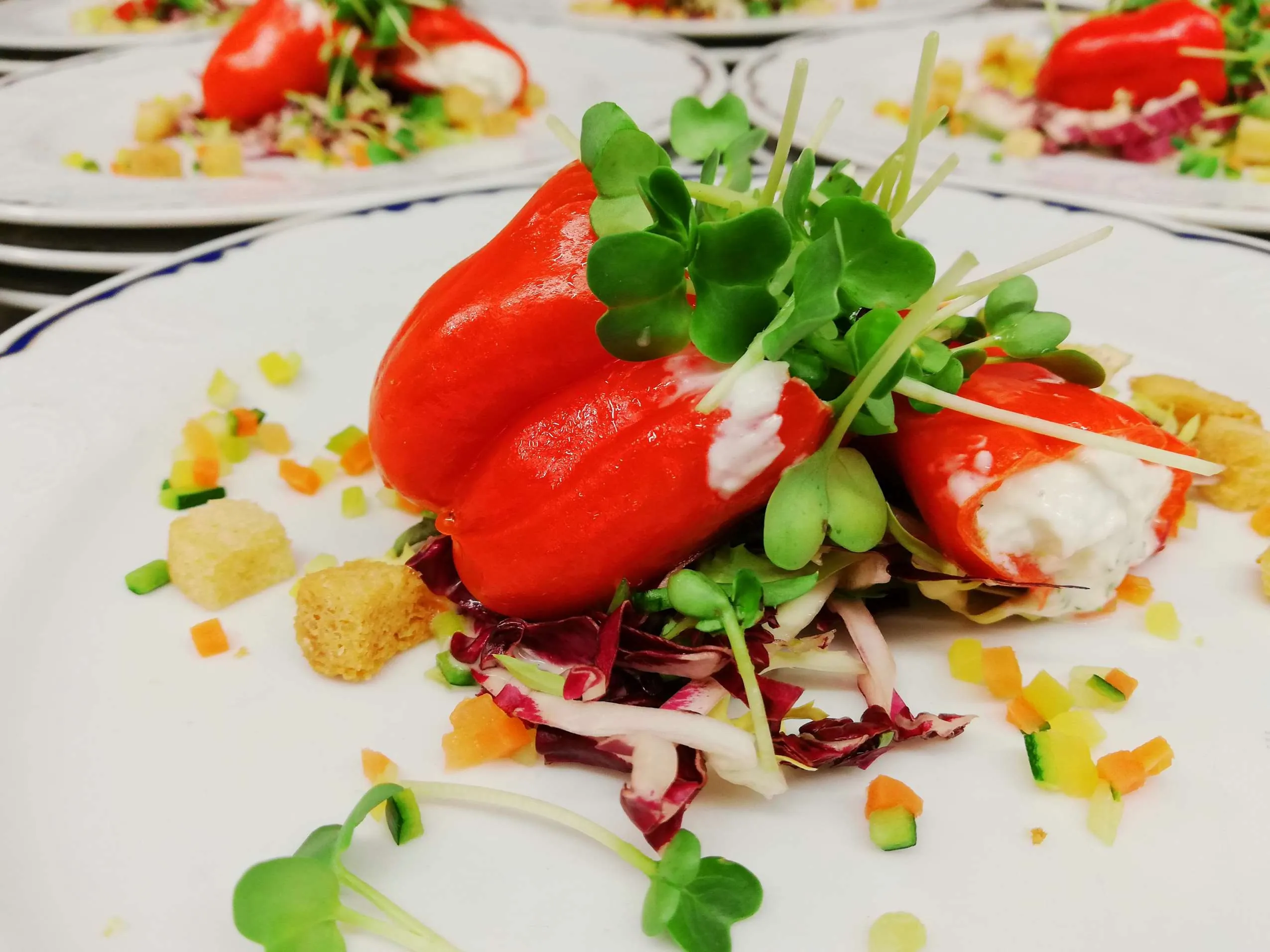 Gef&uuml;llte Paprika mit Salat und Cro&ucirc;tons.