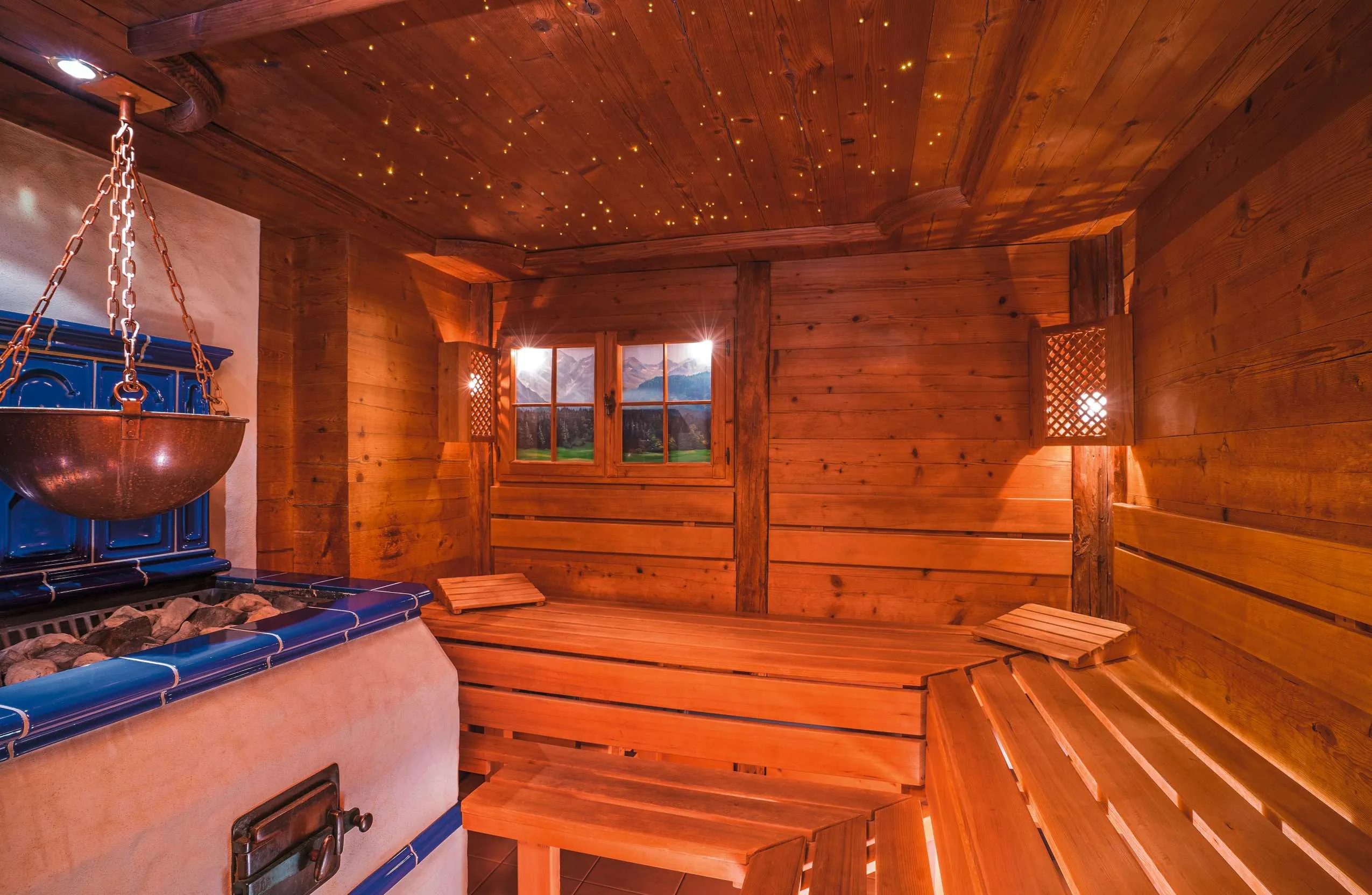 Die h&ouml;lzerne "Stubensauna" mit blau-wei&szlig;em Kachelofen.
