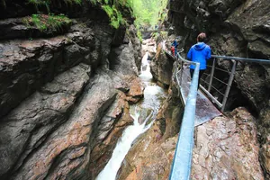 Der_Rundwanderweg_Starzlachklamm_Alpzitt-Chalets