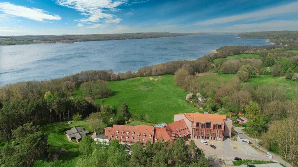 Das Hotel Bornmühle am Tollensesee von oben.
