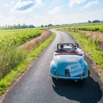 Flitterwochen in Deutschland: Ein frisch vermähltes Paar fährt in einem Oldtimer.