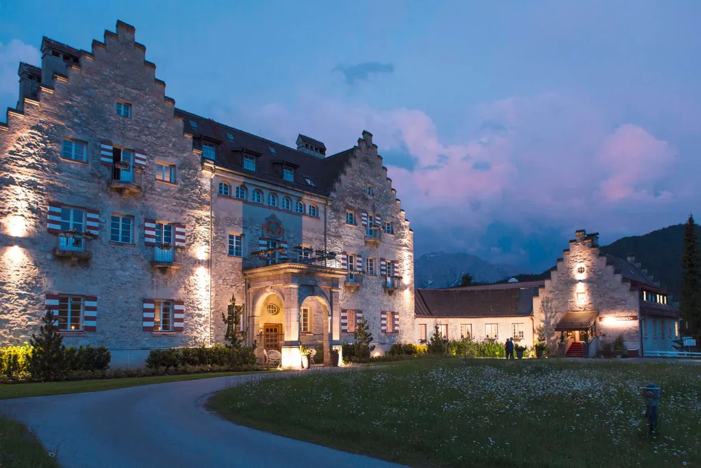 Das "Englische Schloss" Kranzbach mit Treppengiebeln von au&szlig;en bei D&auml;mmerung.