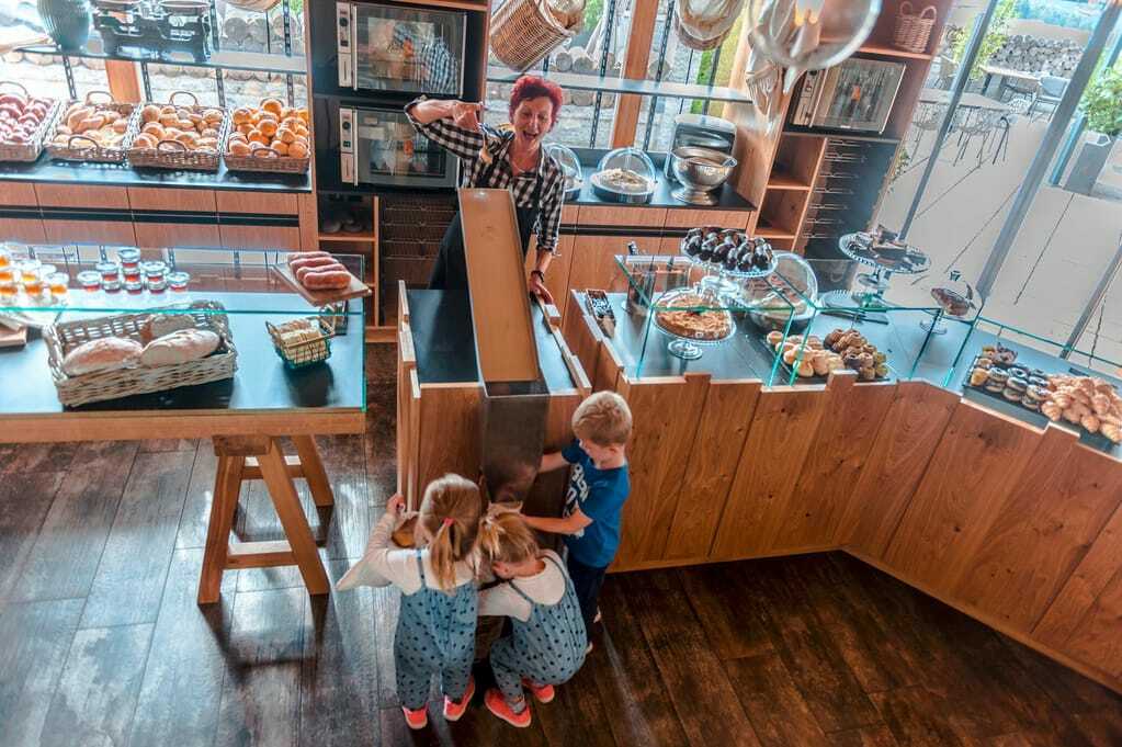 Kinderhotels in Deutschland: Kinder naschen in der Backstube