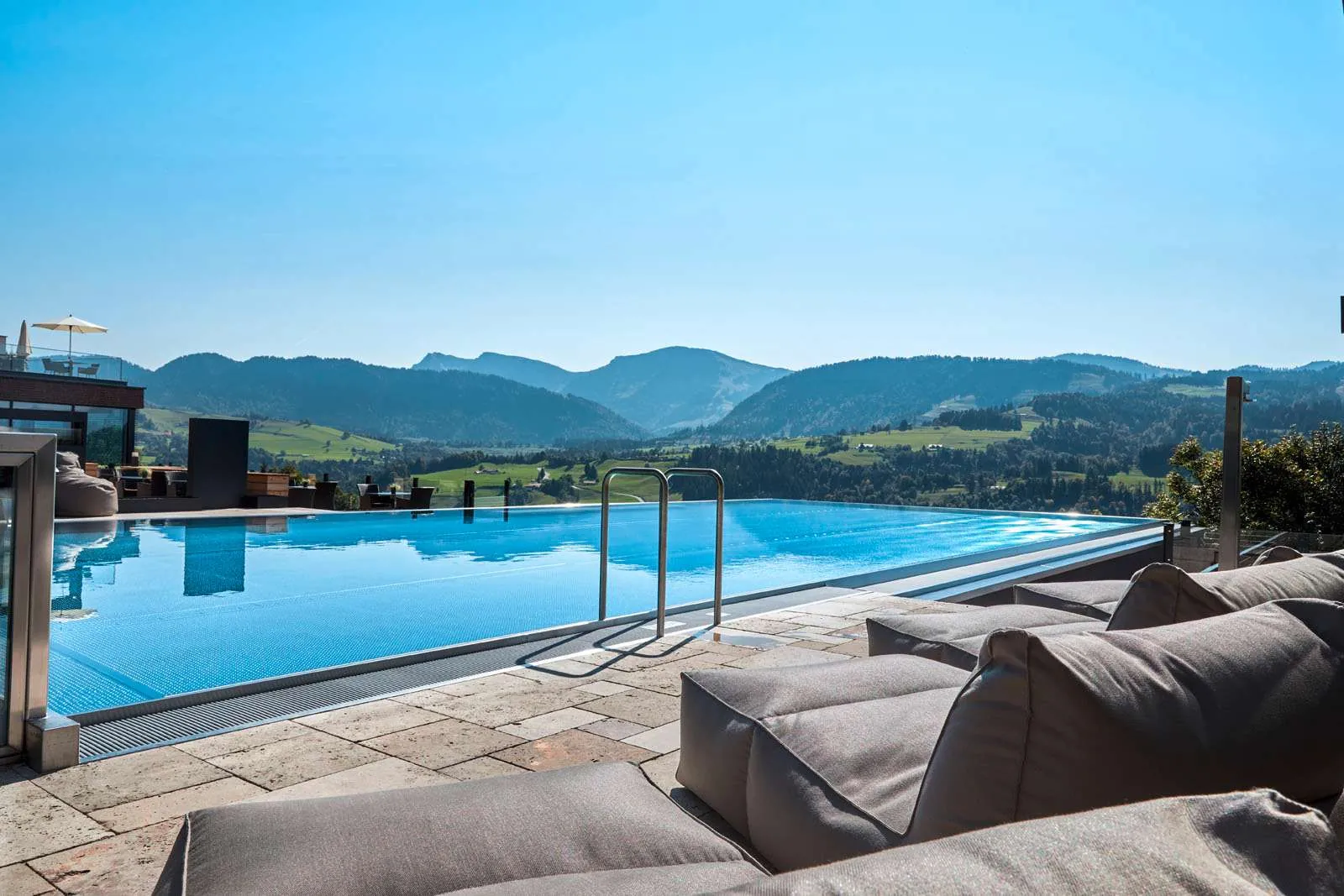 Infinity-Pool im Wellnesshotel Bergkristall mit Bergpanorama