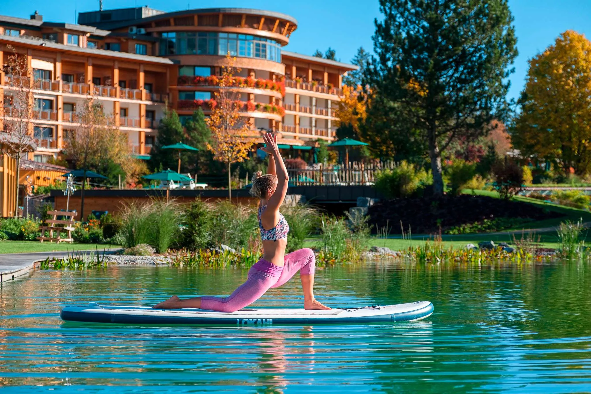 SUP-Yoga auf dem See des Sonnenalp Resorts.