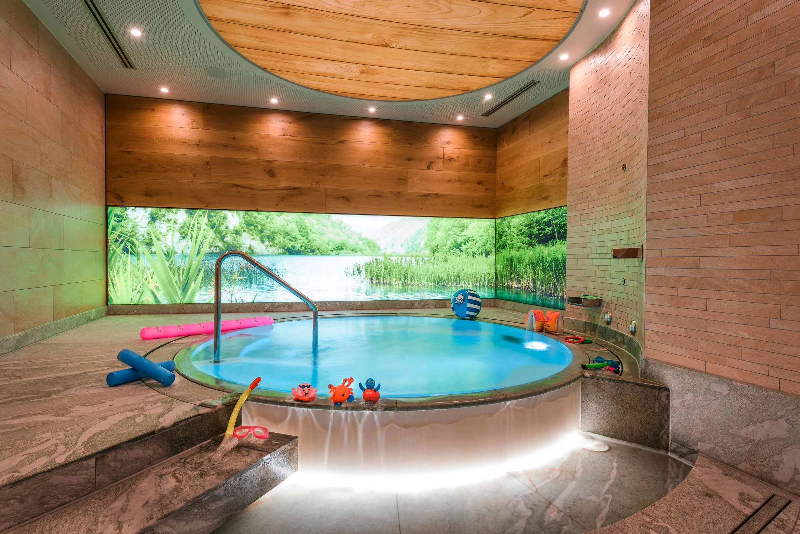 Familienhotels in Deutschland: Die Kinderwasserwelt im Wellnessbereich des Sonnenalp Resorts.