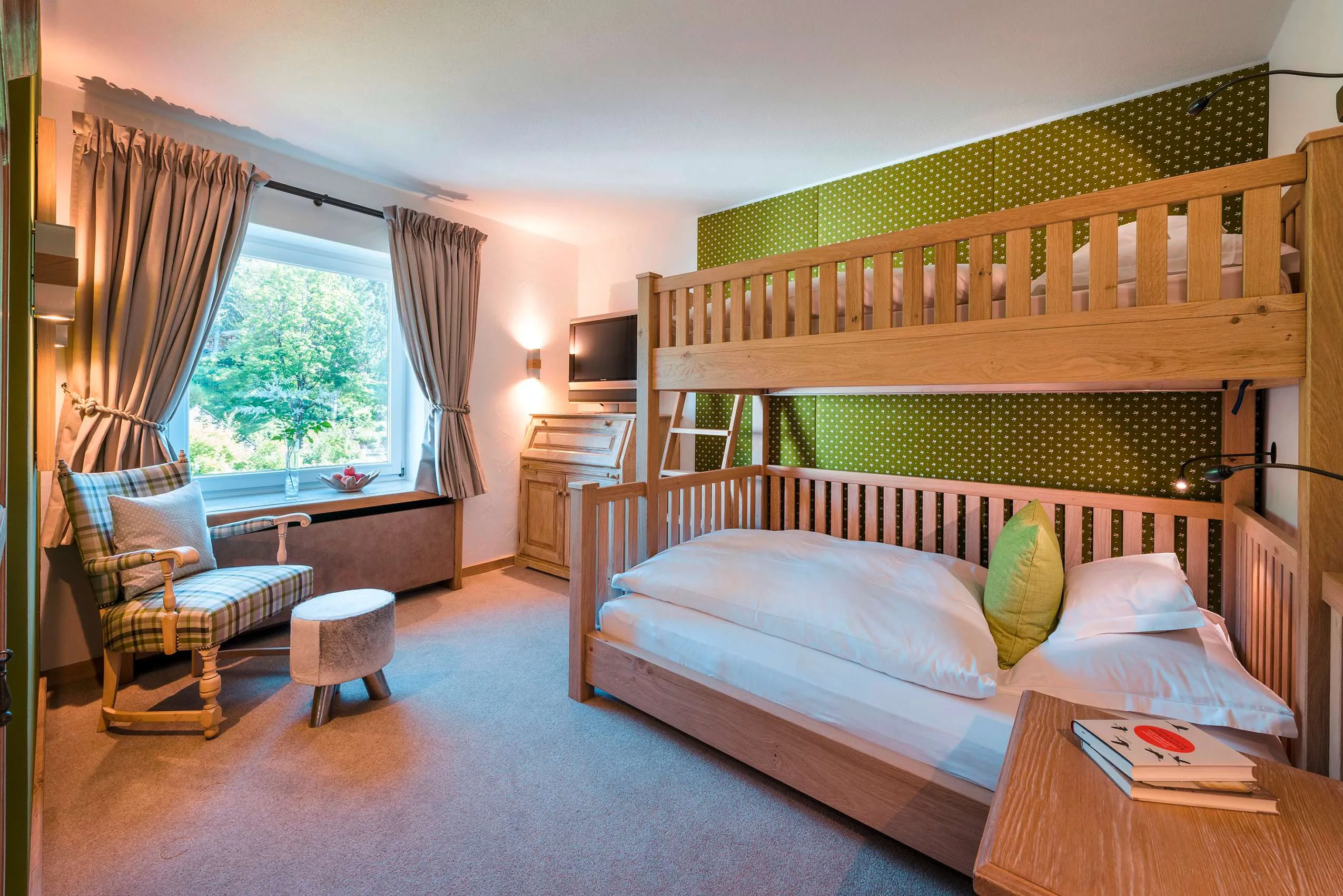 Die rustikal eingerichtete Familien-Suite des Sonnenalp-Resorts.