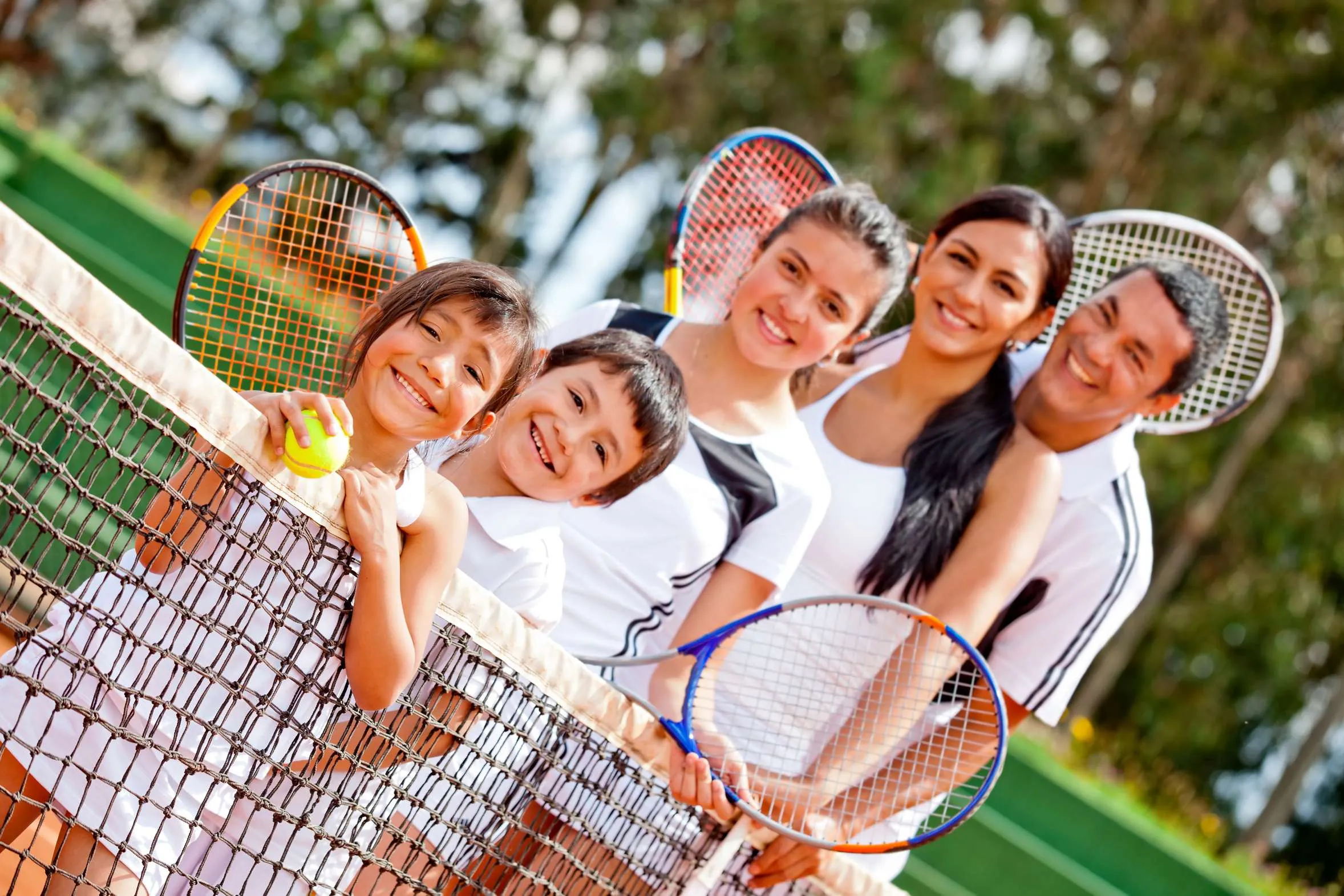 Tennisfamilie auf dem Tennisplatz.