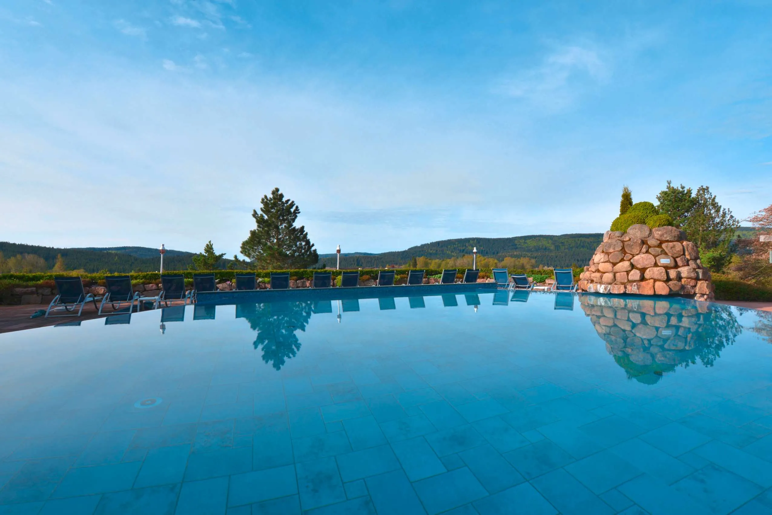 Der Au&szlig;enpool im Vier Jahreszeiten im Schwarzwald.
