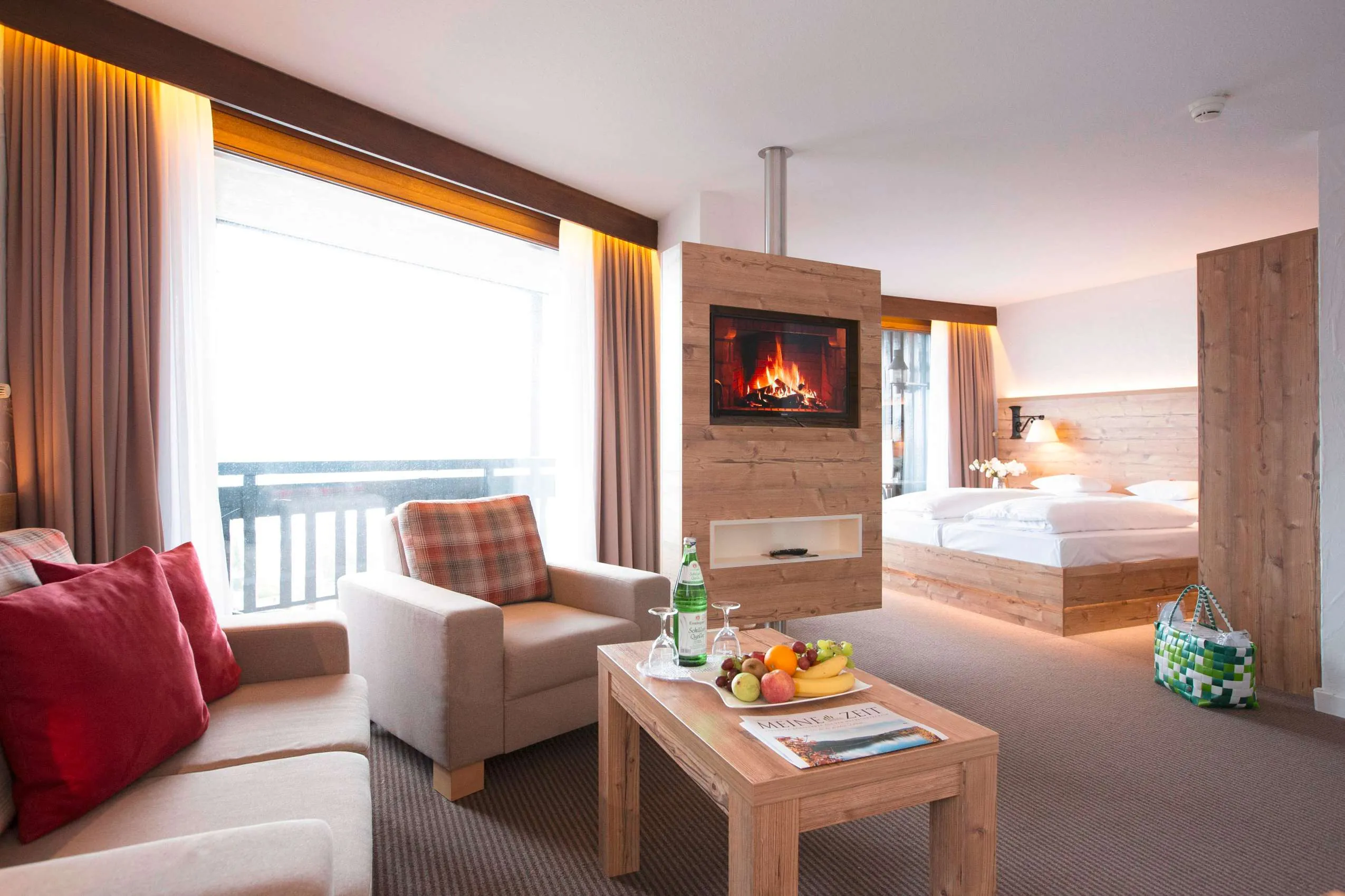 Familienhotels in Deutschland: Familienappartement mit Holzelementen.