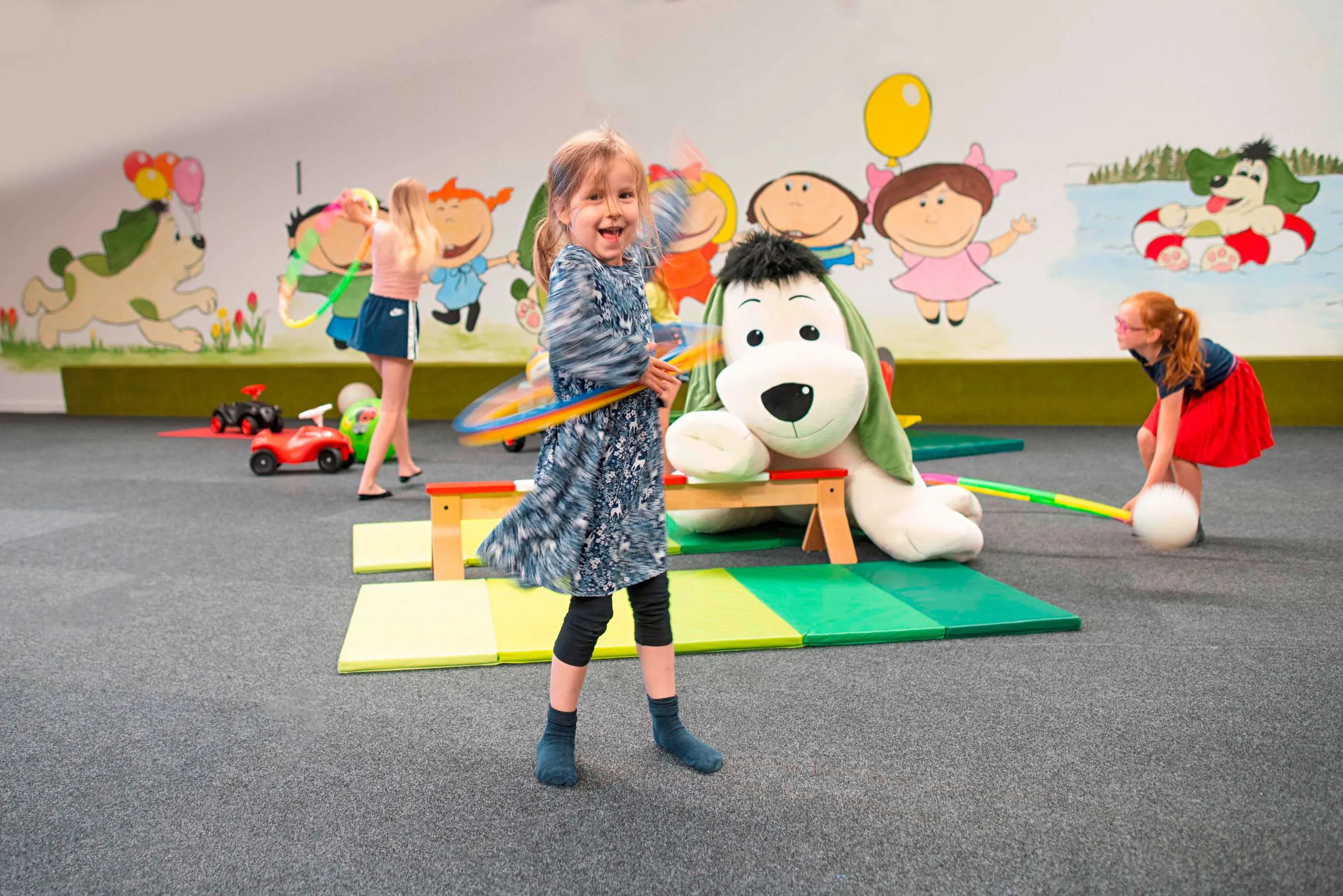 Die Indoor-Spielhalle mit Maskottchen im Vier Jahreszeiten.