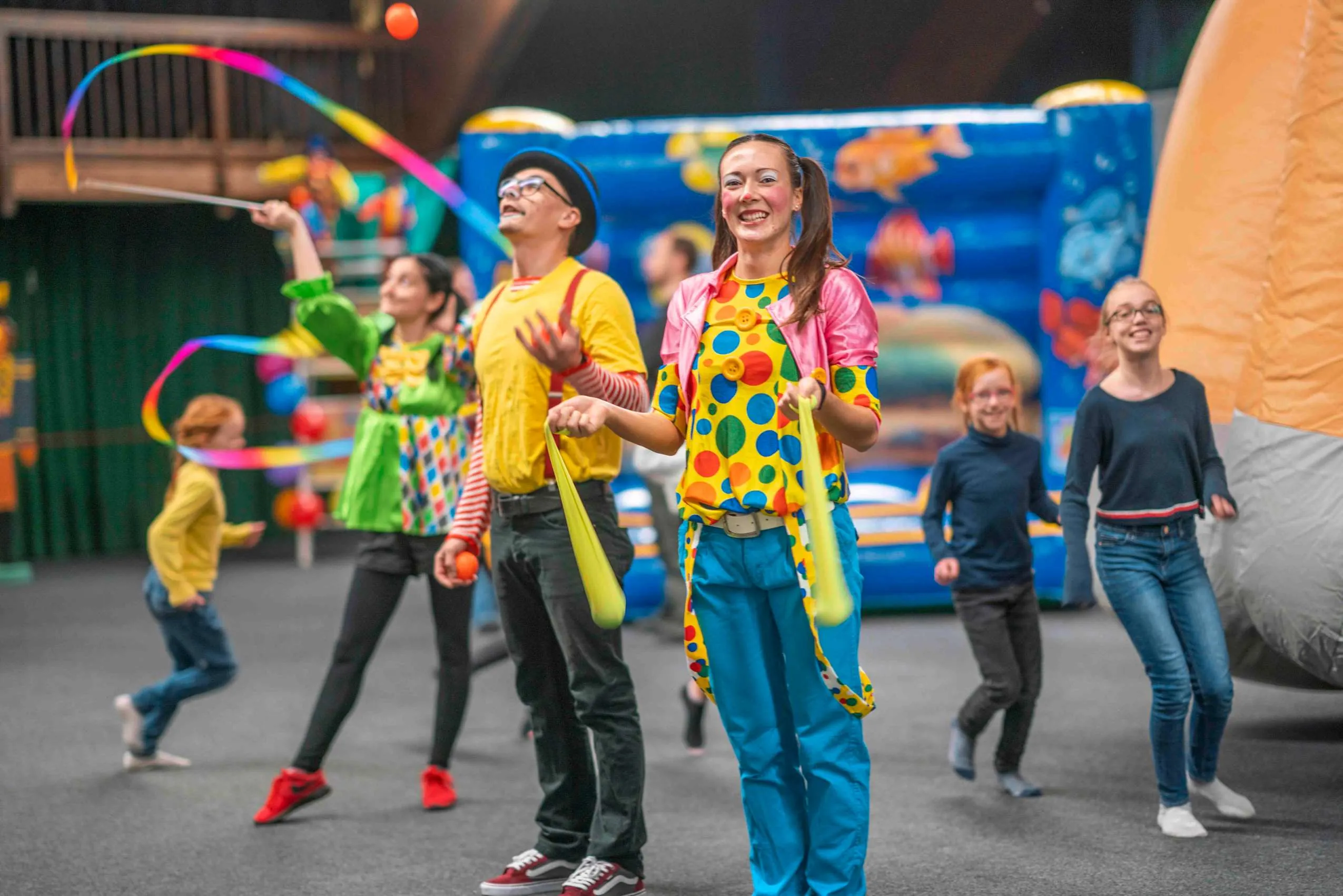 Animateure des Vier Jahreszeiten sind als Clowns verkleidet.