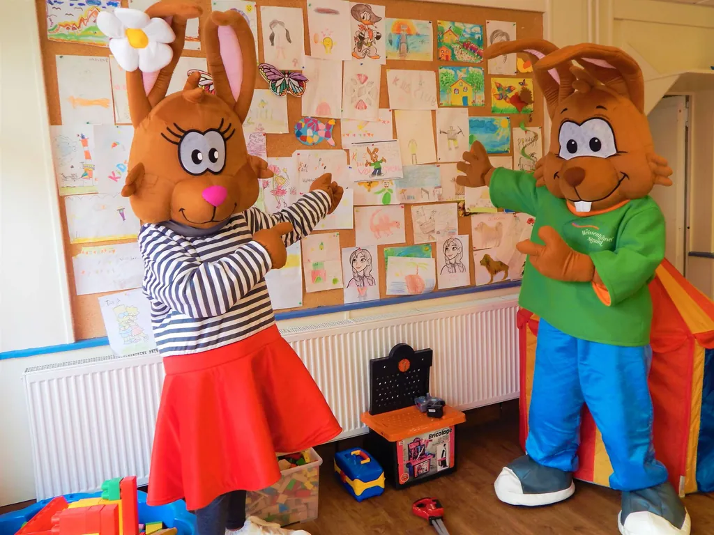 Die Hasen-Maskottchen Hops" und "Hasi" im "Kidz Club".