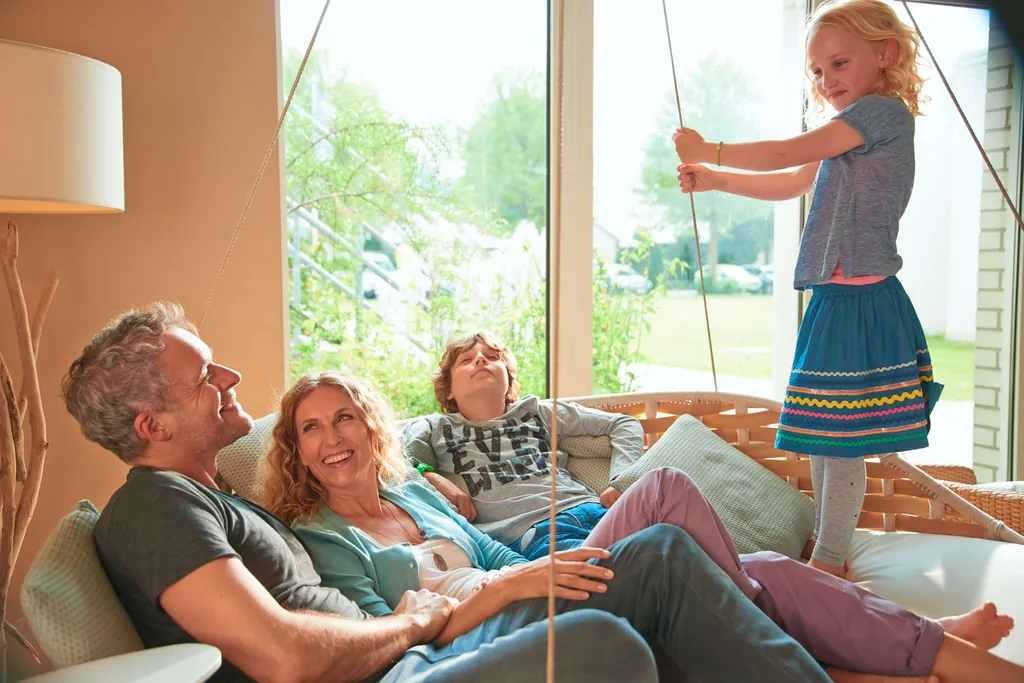 Familienhotels in Deutschland: Familie in der Lobby Möwennest