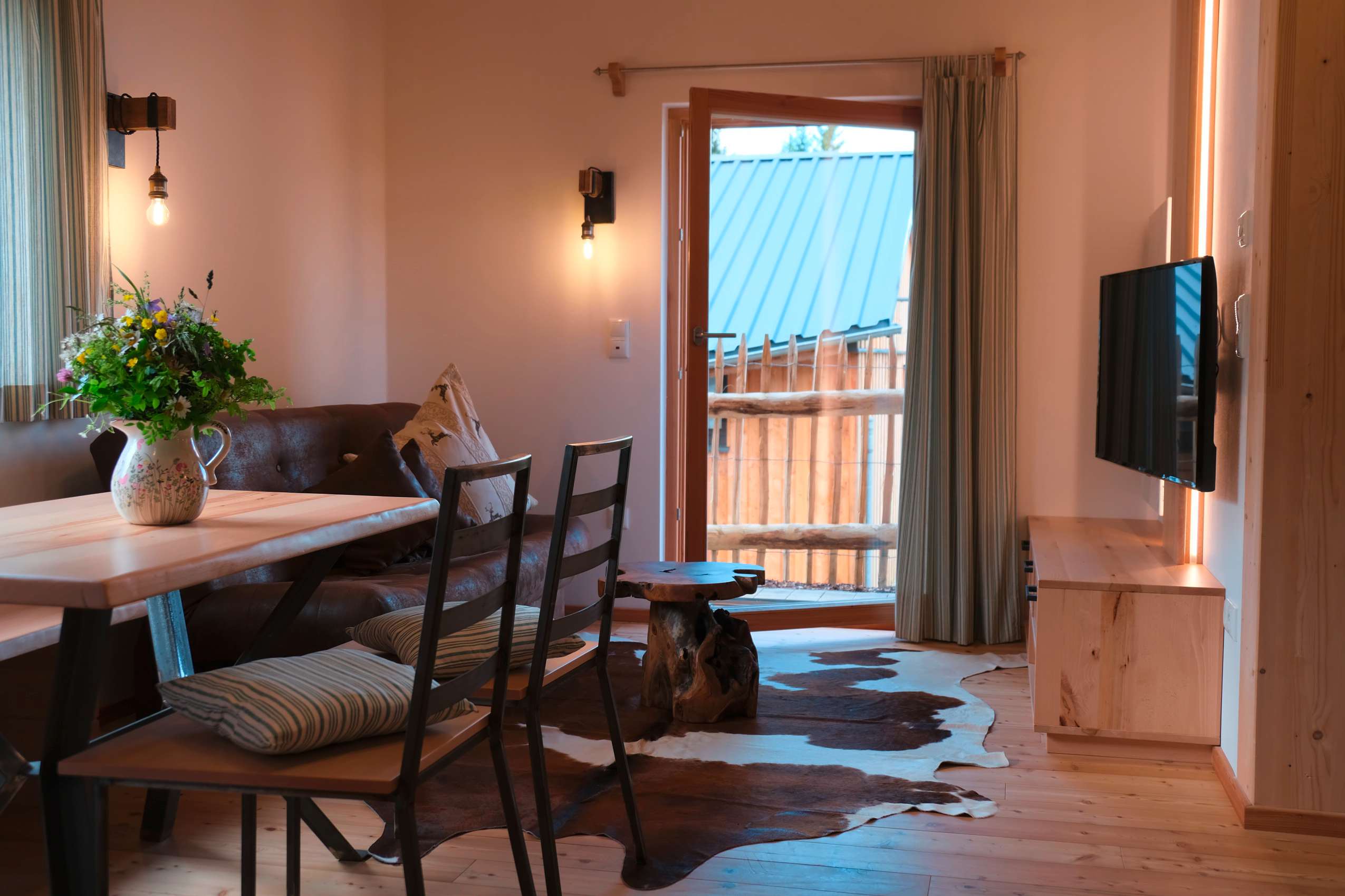 Blick_vom_gedeckten_Tisch_nach_draußen_Landhotel_Haus_Waldeck