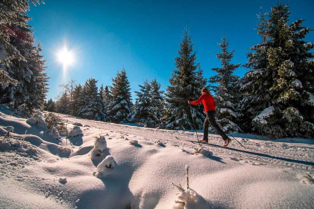 Frau läuft Langlauf im winterlichen Allgäu
