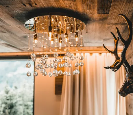 Uriges_Zimmer_mit_Kronleuchter