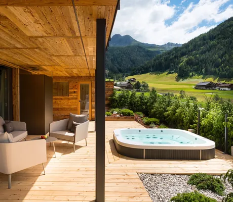 Terrasse_mit_privatem_Whirpool_Chalet Salena