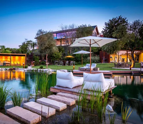 Naturschwimmteich_bei_Abenddämmerung_Golden Hill