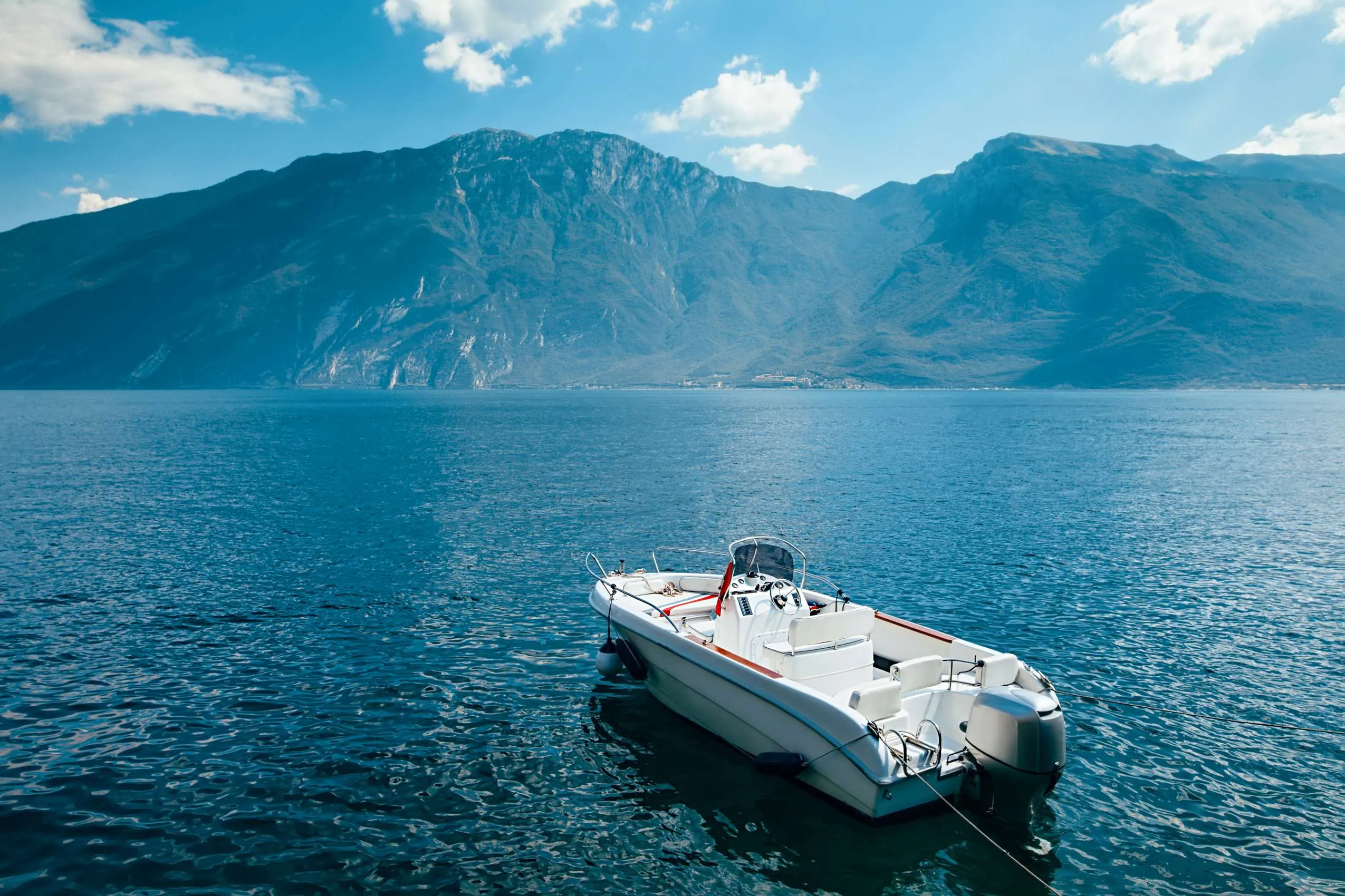 Ein Motorboot auf dem Gardasee.